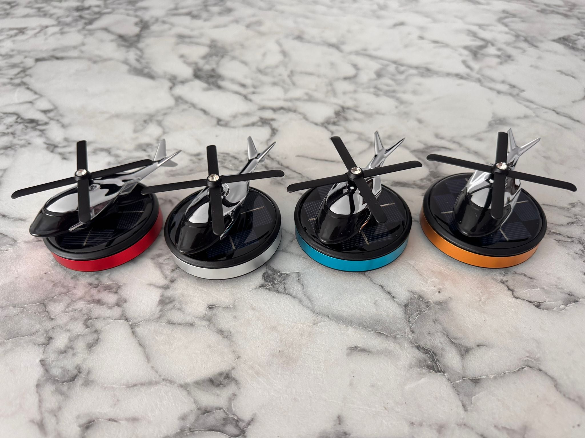 Odorizant Auto Premium în Formă de Elicopter cu Încărcare Solară + Ulei Esențial CADOU